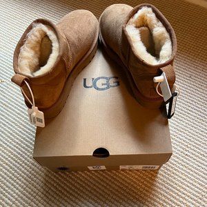 NWT UGG Ultra Minis